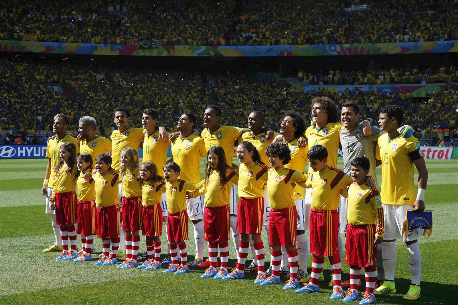 Brazil�tí fotbalisté by si rádi zazpívali hymnu své zem� i po vít�zném finále. Stejnou �anci má ale zatím stále je�t� sedm dal�ích tým�.