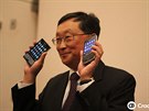 éf BlackBerry John Chen drí v rukou pipravované modely Passport a Classic.