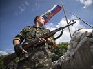 Proruský separatista na strái u msta Lysyansk v Luhanské oblasti (24. ervna...
