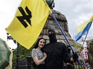 Bojovníci praporu Azov se v centru Kyjeva louí se svými blízkými. Zakuklenec...