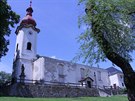 Kostel sv. Mikuláe v Petrovicích o stechu piel roku 1988, zítila se po...