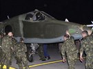 Rutí vojáci vykládají ruský letoun Su-25 na irácké vojenské základn Muthanna...