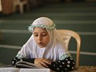 Palestinská dívka pi tení Koránu v meit v Gaze (29. ervna 2014).