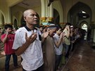 Filipíntí muslimové se modlí bhem ramadánu ve Zlaté meit v Manile (29....