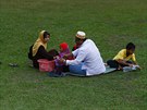 Malajská rodina se pipravuje na prolomení pstu bhem prvního dne ramadánu...