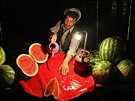 Afghánský pouliní prodejce vodních meloun istí své pracovit a eká na...