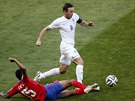 Anglický reprezentant Frank Lampard se probíjí kostarickou obranou