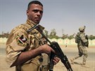 Irácké armád u pomáhá asi polovina z tí stovek amerických poradc. Na...