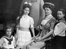 Dobová fotografie rodiny Franze Ferdinanda. Zleva Ernst, ofie s matkou a...