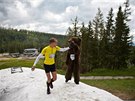 Tomino na výbhu hromady snhu na trati tetí etapy  Interski Runu