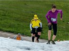 Vrka na výbhu hromady snhu na trati tetí etapy  Interski Runu