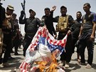 Písluníci polovojenských jednotek Mahdi pálili pi pochodu Bagdádem americké...
