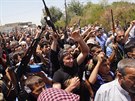 Rozlícený dav v Kirkúku na pohbu lidí, které zabili radikálové z ISIL (23....