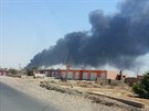 Z nejvtí irácké rafinerie v Bajdí stoupá hustý dým (19. ervna 2014).