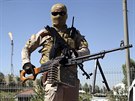 Ozbrojený písluník kurdských milic stráí rafinerii v Mosulu ped radikály z...