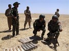 Písluníci kurdských milic zaujímají pozice pi obran msta Mosul (22. ervna...