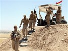 Písluníci kurdských milic zaujímají pozice k obran Mosulu ped povstalci z...
