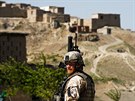 et vojci na patrole v okol zkladny v afghnskm Bagrmu