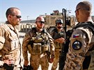 etí vojáci ped výjezdem na patrolu do okolí základny v afghánském Bagrámu