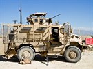 Obrn�n� vozidlo MRAP �esk�ch voj�k� p�ed v�jezdem na patrolu do okol� z�kladny...