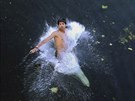 KOUPEL V KAMÍRU. Kamírský chlapec skáe v parném sluneném dni do jezera na...