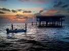 NA LOVU. Mathew Michna a Berto Nieves rybaí v Biskajském zálivu nedaleko Miami.