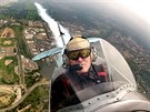 VE VZDUCHU. Letecký instruktor Doedo Schipper v americkém Coloradu pilotuje...