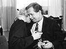 1993. Václav Havel se objímá se svou enou Olgou jen pár vtein po oznámení...