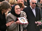 2004. Obyvatelé Beslanu pohbívají mrtvé dti, které zahynuly pi masakru v...