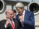 Ministr zahranií USA John Kerry s kurdskými pedstaviteli na letiti v Irbílu...