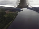 Letadlem nad jezerem Loch Ness