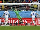 Uruguayský útoník Luis Suárez (vpravo) stílí druhý gól do sít Anglie....