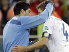 Urguayský útoník Luis Suárez (vlevo) a anglický kapitán Steven Gerrard po...