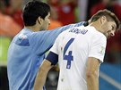 Urguayský útoník Luis Suárez (vlevo) a anglický kapitán Steven Gerrard po...