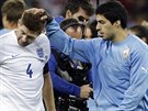 Urguayský útoník Luis Suárez (vpravo) a anglický kapitán Steven Gerrard po...