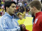 Uruguayský útoník Luis Suárez (vlevo) a anglický záloník Steven Gerrard se...