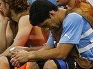 Uruguayský útoník Luis Suárez sedí na lavice a jeho tým v zápase proti...