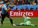 Uruguayský útoník Luis Suárez slaví první gól proti Anglii. Na zemi branká...