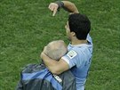 TO JE ON Uruguayský útoník Luis Suárez objímá maséra poté, co vstelil gól...