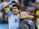 Uruguayský útoník Luis Suárez (vlevo) pi oslav gólu proti Anglii dkuje...