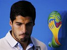 Uruguayský útoník Luis Suárez opoutí stadion v Natalu, kde pi zápase s...