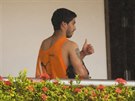 Uruguayský útoník Luis Suárez na balkon  týmového hotelu v Natalu poté, co u...