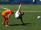 Mexický fotbalista Paul Aguilar (vpravo) padá posouboji s nizozemským útoníkem...
