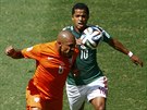 Mexický útoník Giovani Dos Santos (vpravo) a nizozemský záloník Nigel de Jong...