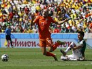 Nizozemský útoník Arjen Robben padá po souboji  mexického obránce Hectora...