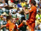 Mexický záloník Hector Herrera se snaí projít mezi nizozemskými obránci Ronem...