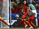 Mexický útoník Giovani Dos Santos stílí gól mezi Nizozemci Blindem a...