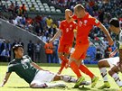Mexický obránce Moreno (vlevo) fauluje nizozemského útoníka Arjena Robbena,...