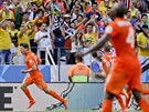 Nizozemský útoník Klaas-Jan Huntelaar (vlevo) slaví vítzný gól v osmifinále...