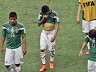 ZKLAMÁNÍ Mexití fotbalisté odcházejí ze hit poté, co v osmifinále MS proti...
